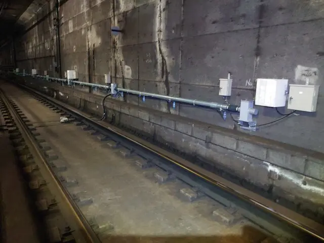 計測技術者-開水路式鉛直変位計・全方位傾斜計(京都烏丸線)